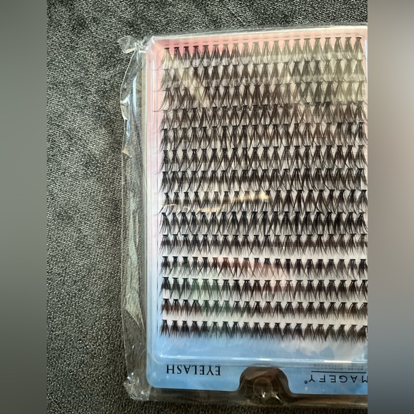 Individual Lashes - Picture 3 of 3